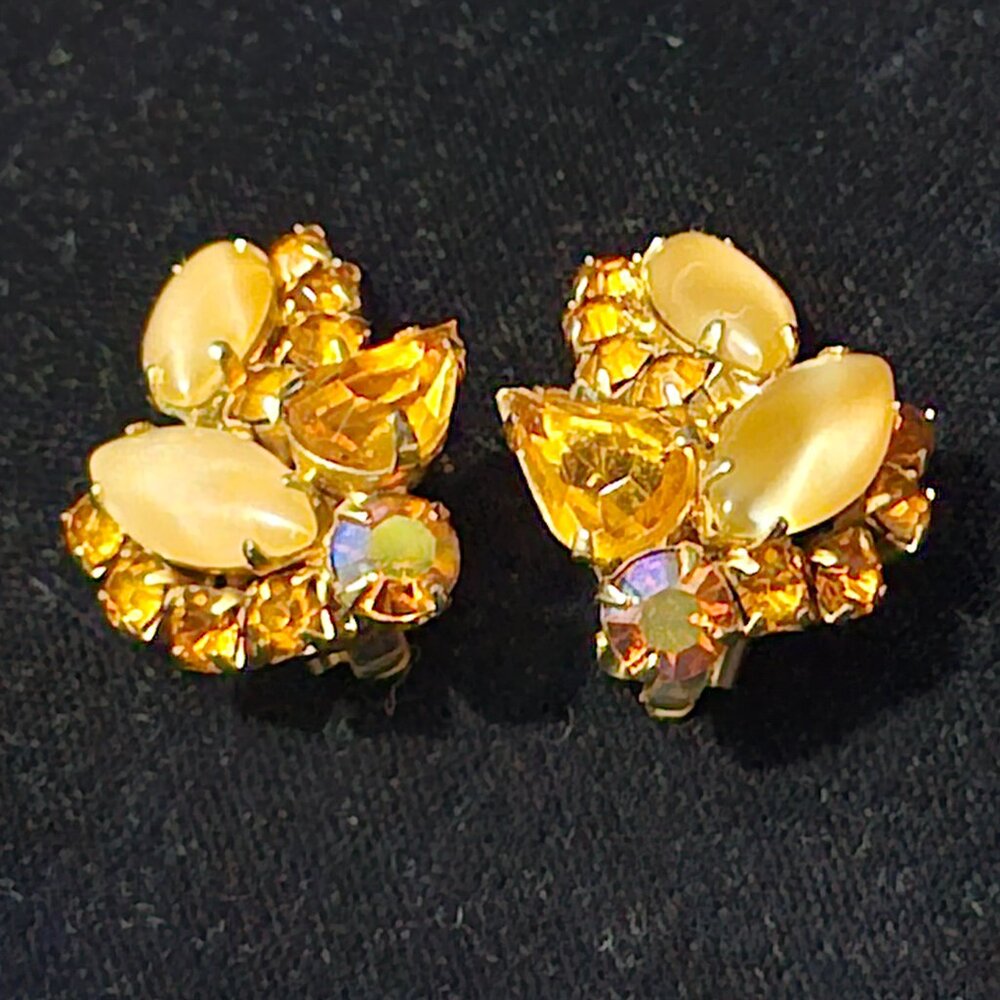 Vintage Weiss Amber Color and Gold Tone Clip- On Earrings.